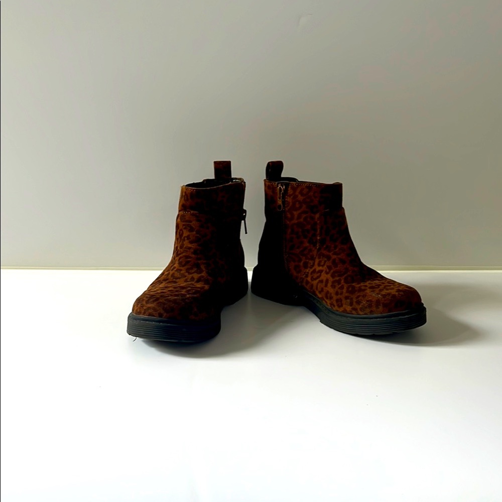 Kids brown and black boots